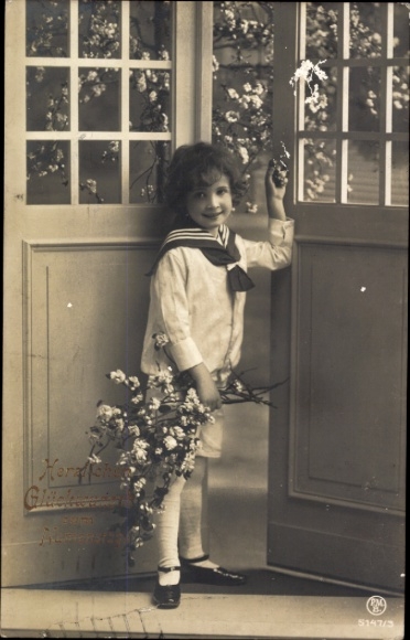 Ak Glückwunsch zum Namenstag, Kind in Matrosenhemd mit blühenden Zweigen