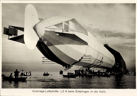 Sammelbild Zeppelin-Weltfahrten Bild 17 Vorkriegs-Luftschiffe, LZ 6 beim Einbringen in die Halle