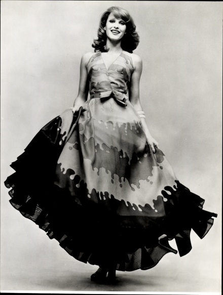 Foto Mode, Abendrobe aus Seide, weiter Rock, Modell Laborn