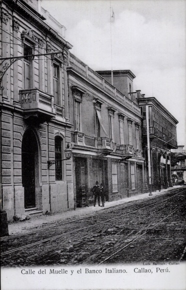 Ak Callao Peru, Calle del Muelle, Banco Italiano,  zwei Personen