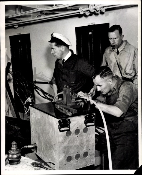 Foto King of the Cable Ships, Jointer Henry Hamilton is an employee of the makers seamen with knives