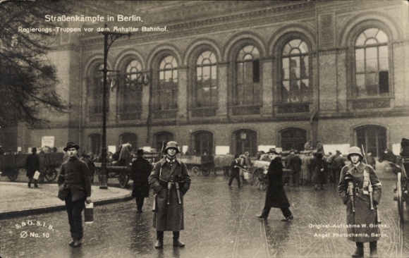 Ak Straßenkämpfe in Berlin, Regierungstruppen, Anhalter Bahnhof