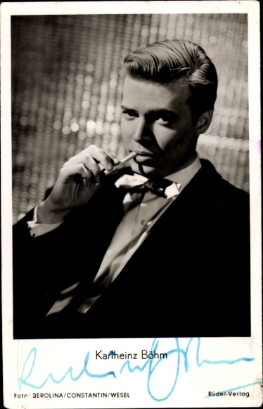 Ak Schauspieler Karlheinz Böhm, Portrait, Film Die heilige Lüge, Zigarette
