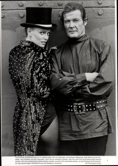 Foto Filmszene James Bond 007 - Octopussy, GB 1983, Szene mit Krystina Wayborn und Roger Moore
