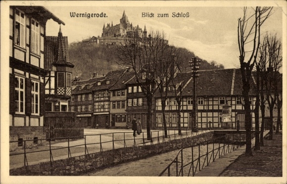 Ak Wernigerode im Harz,  Blick zum Schloss,  Fachwerkhäuser, Straße