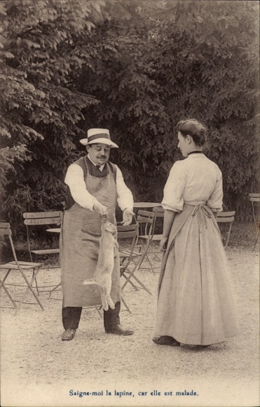 Ak Saigne-moi la lapine, car elle est malade, Mann in Schürze hält Kaninchen an den Ohren