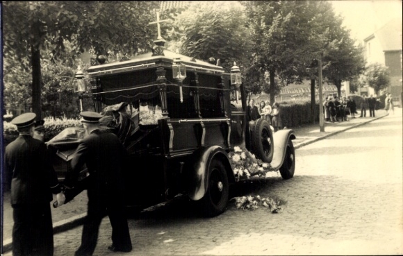 Foto Trauerzug, Bestattung, Sarg im Auto, Tod