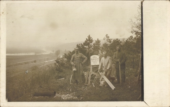 Foto Ak Deutsche Soldaten mit Kreuzen für einen Soldatenfriedhof