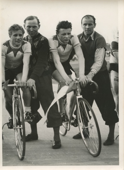 Foto Berliner Rad-Amateure auf der Neuköllner Zementbahn, 50-km-Mannschaftsrennen, Weinrich Lehmann