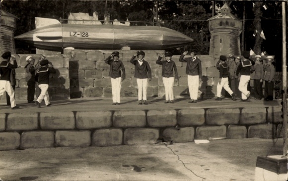 Foto Ak Luftschiff LZ-128, Kinderspiel