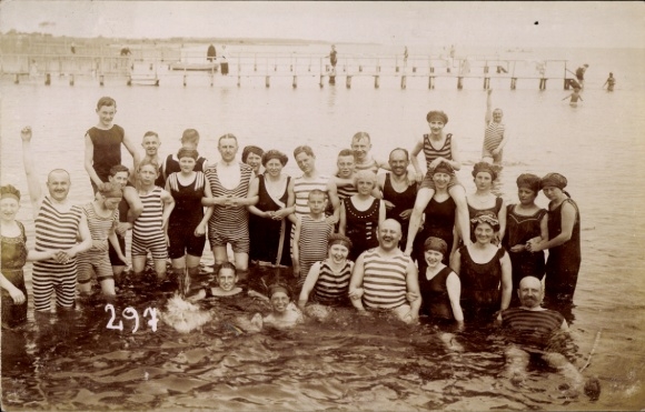Foto Ak Gruppenportrait im Meer