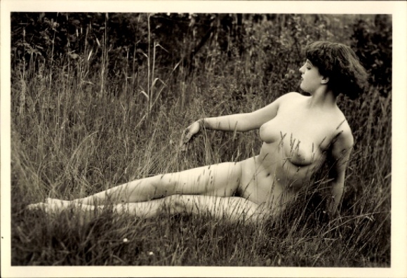 Foto Frauenakt, im hohen Gras sitzend