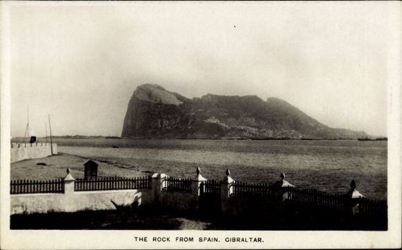 Ak Gibraltar, Felsen von  Meer, Zaun, Schiffe, keine Persönlichkeiten