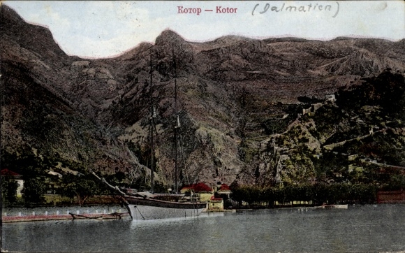 Ak Kotor Cattaro Montenegro, Berglandschaft, Schiff im Wasser,  Dalmatien