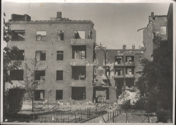 Original Foto Berlin Lichtenberg, Häuserruinen Marie-Curie-Allee, um 1945/46