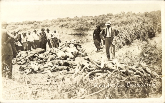 Foto Ak Mexiko, Revolution, hingerichtete Männer vor der Einäscherung