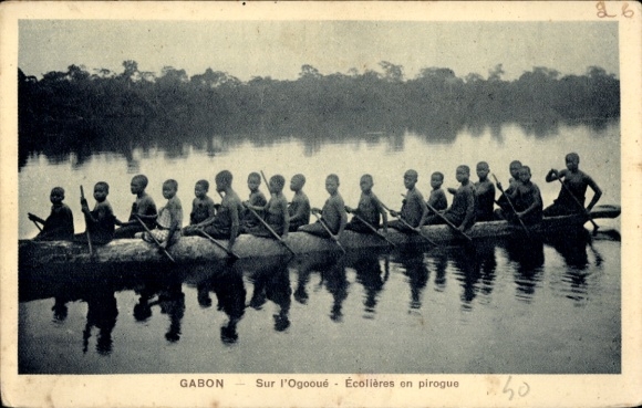 Ak Gabun, sur l'Ogooue, Ecolieres en pirogue