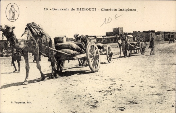 Ak Djibouti Dschibuti, Kamele, Wagen mit Lasten, Wüste, Menschen, Djibouti