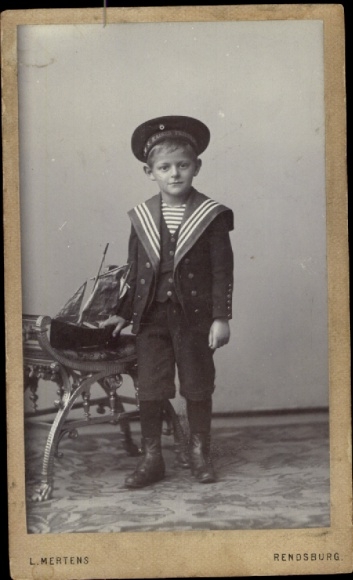 CdV Kinderportrait, Junge im Matrosenanzug, Modellboot, Fotograf L. Mertens, Rendsburg