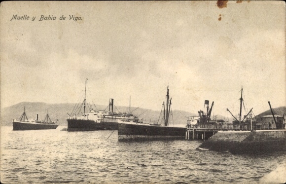 Ak Vigo Galicien Spanien, Hafenansicht, Schiffe im Wasser, Berge im Hintergrund