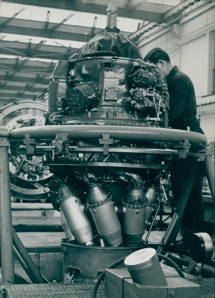 Foto Mann arbeitet an einem Flugzeugteil