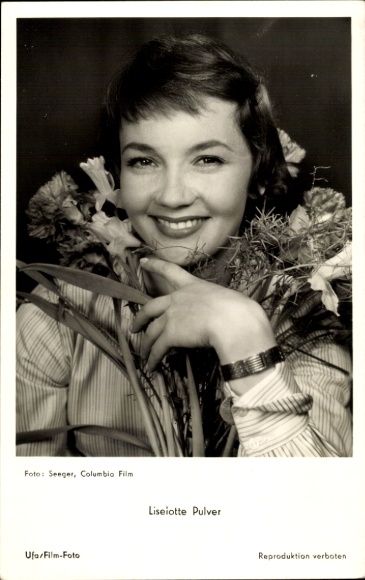 Ak Schauspielerin Liselotte Pulver, Portrait