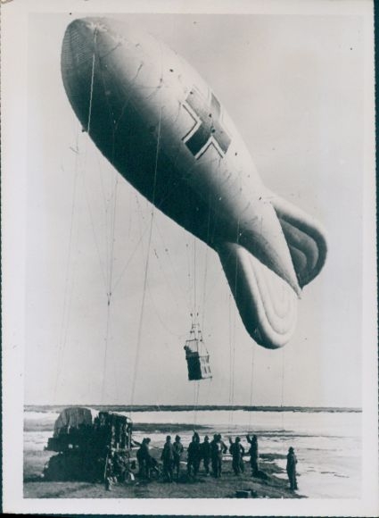 Foto Wehrmacht, Aufstieg des Fesselballons, Haltemannschaft