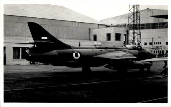 Foto Kampfflugzeug Hawker Hunter auf einem Flughafen