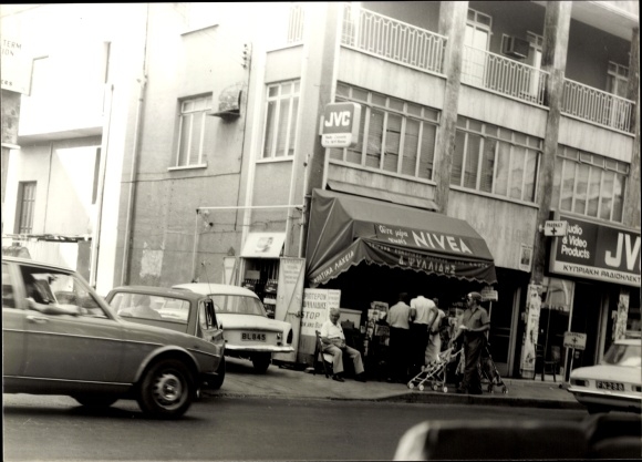 Foto Nikosia Zypern, Straßenverkehr, Autos, Passanten, Geschäft Nivea