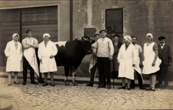 Foto Ak Pulsnitz Sachsen, Gruppenfoto, Kuh