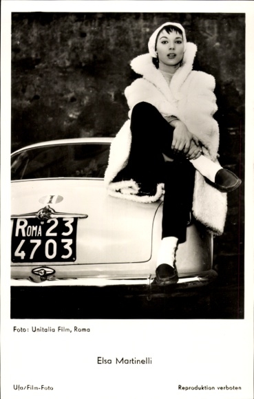 Foto Ak Schauspielerin Elsa Martinelli, Portrait auf Auto sitzend