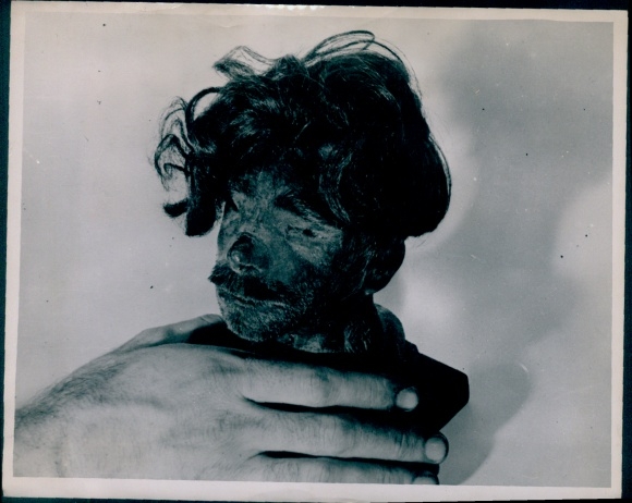 Foto Nürnberger Prozesse, Beweisstück, präparierter Kopf eines KZ-Insassen, Schrumpfkopf