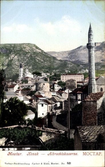 Ak Mostar Bosnien Herzegowina,  Konak, Albrechtskaserne, Stadtansicht, Berge im Hintergrund