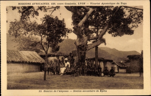 Ak Akposso Togo, Missionsstation Kpéta, Missionar mit Kindern