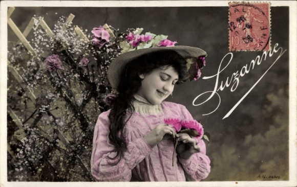 Buchstaben Ak Vorname Suzanne, Frauenportrait, Blumen