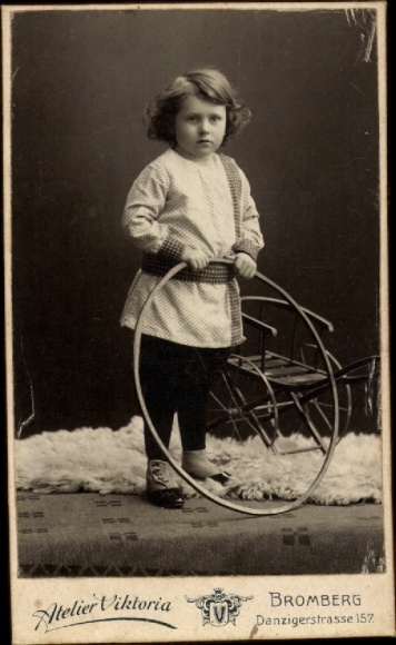 CdV Kinderportrait, Kind mit Reifen, Fotograf Atelier Viktoria, Bromberg, Danziger Straße 157