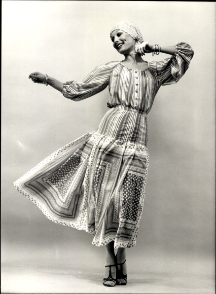 Foto Mode, Partykleid im neuen Bulgaren-Look, Modell Althof-Petit Paris