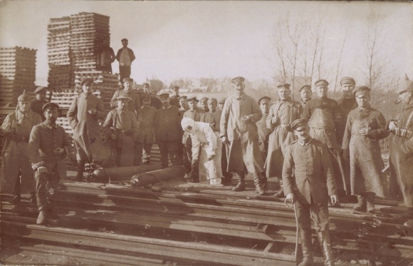 Foto Ak Ham Flandern Limburg, deutsche Soldaten in Uniform, Verladung im Bahnhof, Ladestelle, 1. WK