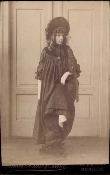 Kabinett Foto München, Frau in schwarzem Kleid, Porträt