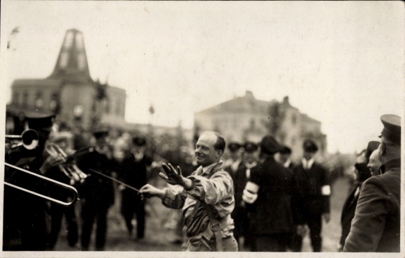 Foto Ak Jagdflieger Ernst Udet, späterer NS Reichsluftzeugmeister, als Dirigent, ca. 1930