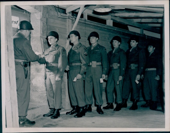 Foto Nürnberger Prozess, amerikanische Wachsoldaten zeigen Ausweispapiere