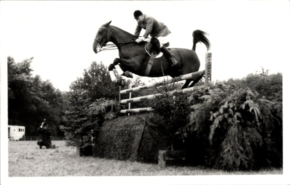 Foto Ak Springreiten, Sprung über ein Hindernis