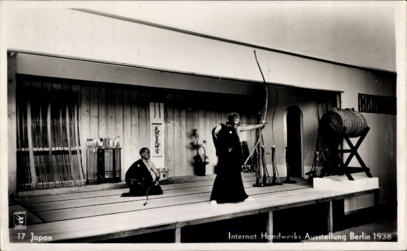 Ak Berlin, Internationale Handwerks Ausstellung 1938, Japan, Bogenschütze