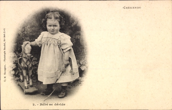 Ak Kinderportrait, kleines Mädchen mit Spielzeugpferd auf Rädern