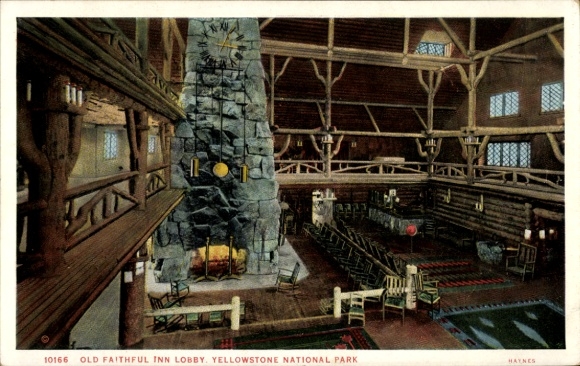 Ak Wyoming USA, Yellowstone National Park, Lobby des Old Faithful Inn, riesiger Kamin, Pendeluhr,