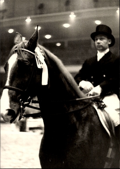Ak Dressurreiten, Siegerehrung, Portrait