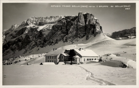 Ak Passo Sella Sellajoch Südtirol Trentino, Schutzhütte im Schnee