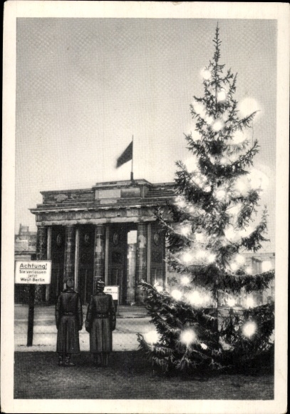 Ak Berlin, Brandenburger Tor, Weihnachtsbaum, West Berliner Grenzpolizei