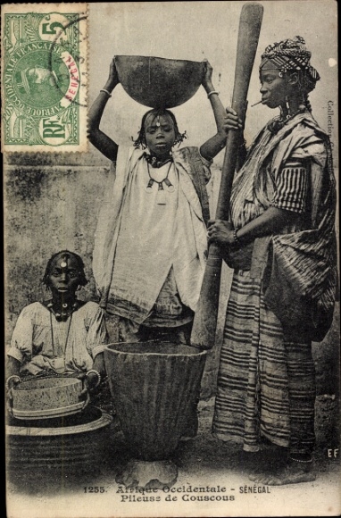 Ak Senegal, Afrikanische Frau mahlt Couscous