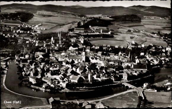 Ak Cham in der Oberpfalz,  Fluss, Bäume, Häuser, Kirchturm
